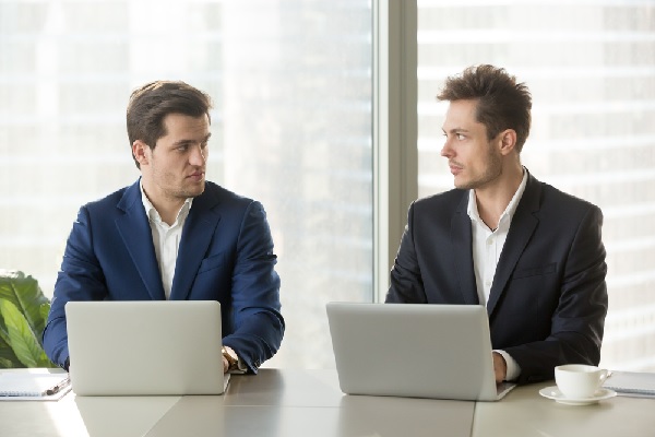 c’est-l’histoire-d’une-entreprise-qui-embauche-(debauche-?)-des-salaries-d’un-concurrent…