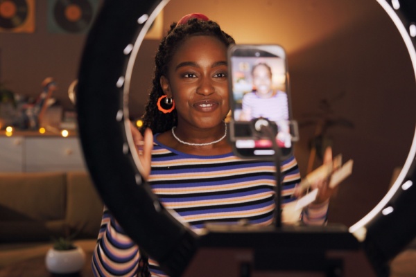 influenceurs-:-des-obligations-d’informations-a-respecter