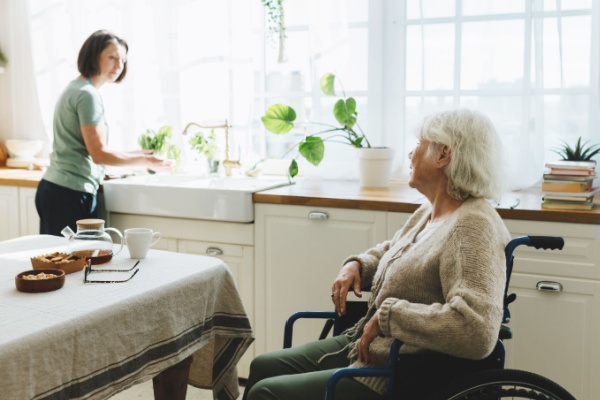 aide-a-domicile-:-l’age-d’acces-a-l’avantage-social-est-rehausse