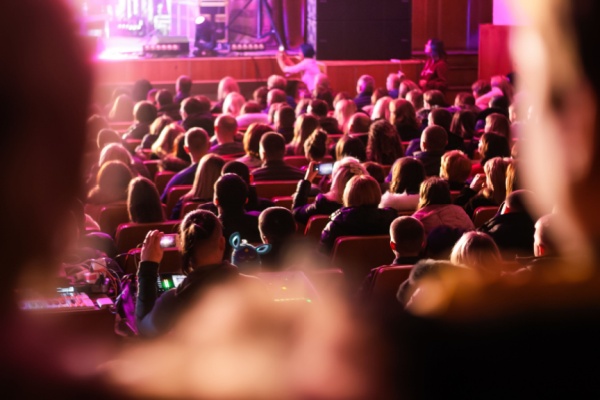 salle-de-spectacle-:-un-usage-des-lasers-sous-controle